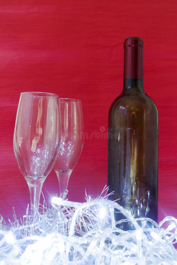 Vinho e vidros de vinho elegantes imagem de stock Vinho e vidros de vinho elegantes imagem de stock