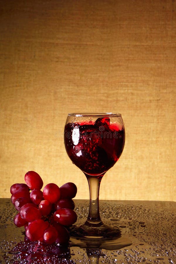 Vinho espumante e uvas de grupo foto de stock royalty free Vinho espumante e uvas de grupo foto de stock royalty free