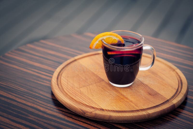 Download Vinho Ferventado Com Especiarias Na Placa De Madeira E Com Laranja; Foto de Stock - Imagem de álcool, closeup: 80102928