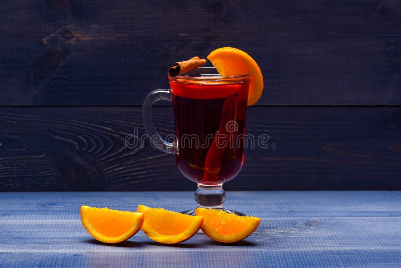 Vinho ferventado com especiarias com suco de laranja Conceito da bebida e do cocktail Vidro com vinho ferventado com especiarias imagens de stock royalty free Vinho ferventado com especiarias com suco de laranja Conceito da bebida e do cocktail Vidro com vinho ferventado com especiarias imagens de stock royalty free