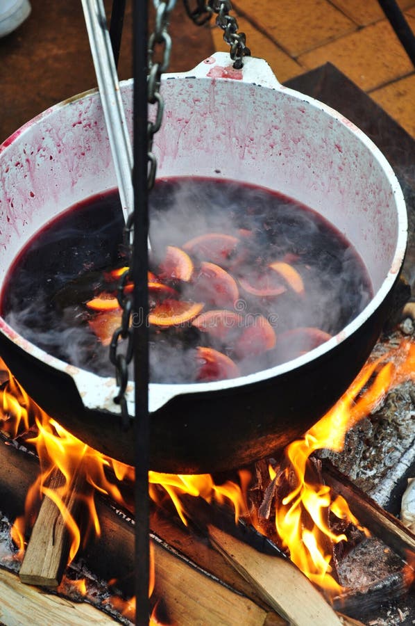 Vinho Mulled no incêndio imagem de stock Vinho Mulled no incêndio imagem de stock