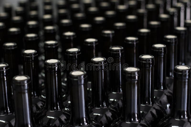 Vinho a ser engarrafado na adega fotos de stock