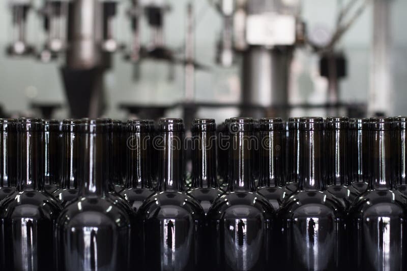 Vinho a ser engarrafado na adega foto de stock