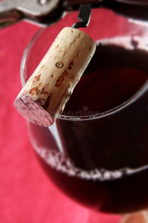 Vinho vermelho e cortiça foto de stock royalty free Vinho vermelho e cortiça foto de stock royalty free