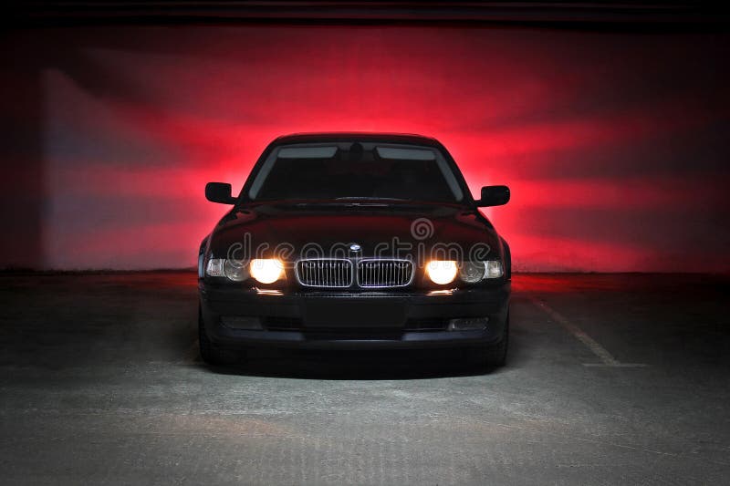Vinnitsa, Ukraine; Am 5. Dezember 2014; BMW 7 Reihe E38-Untertageparken lizenzfreie stockbilder Vinnitsa, Ukraine; Am 5. Dezember 2014; BMW 7 Reihe E38-Untertageparken lizenzfreie stockbilder