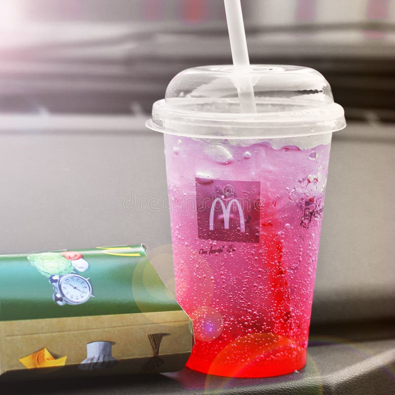Vinnitsa, Украина - 21-ое июля 2018: Еда McDonald Самая большая цепь ресторанов фаст-фуда Еда конца-вверх стоковое изображение rf Vinnitsa, Украина - 21-ое июля 2018: Еда McDonald Самая большая цепь ресторанов фаст-фуда Еда конца-вверх стоковое изображение rf