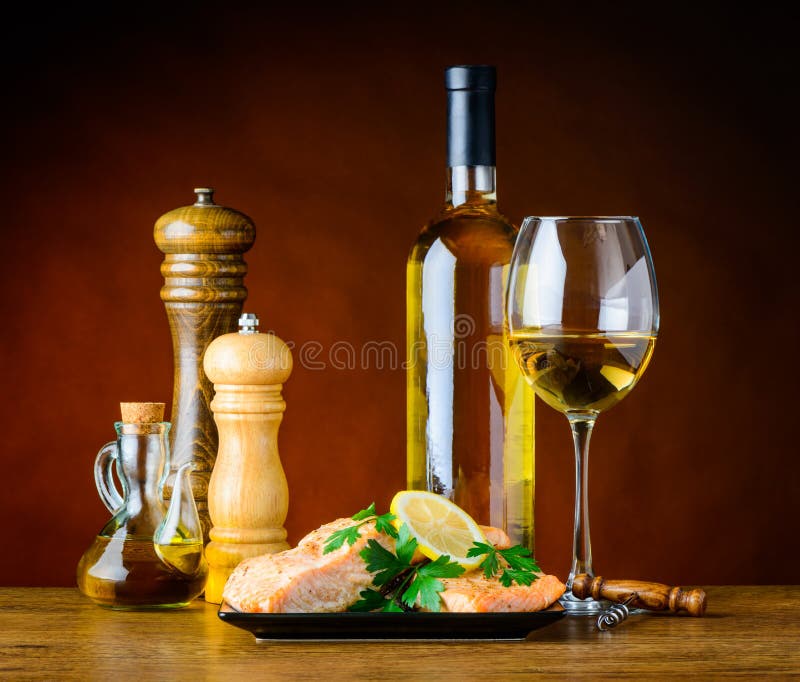 Vino bianco con il pesce e le spezie cucinati fotografie stock libere da diritti Vino bianco con il pesce e le spezie cucinati fotografie stock libere da diritti