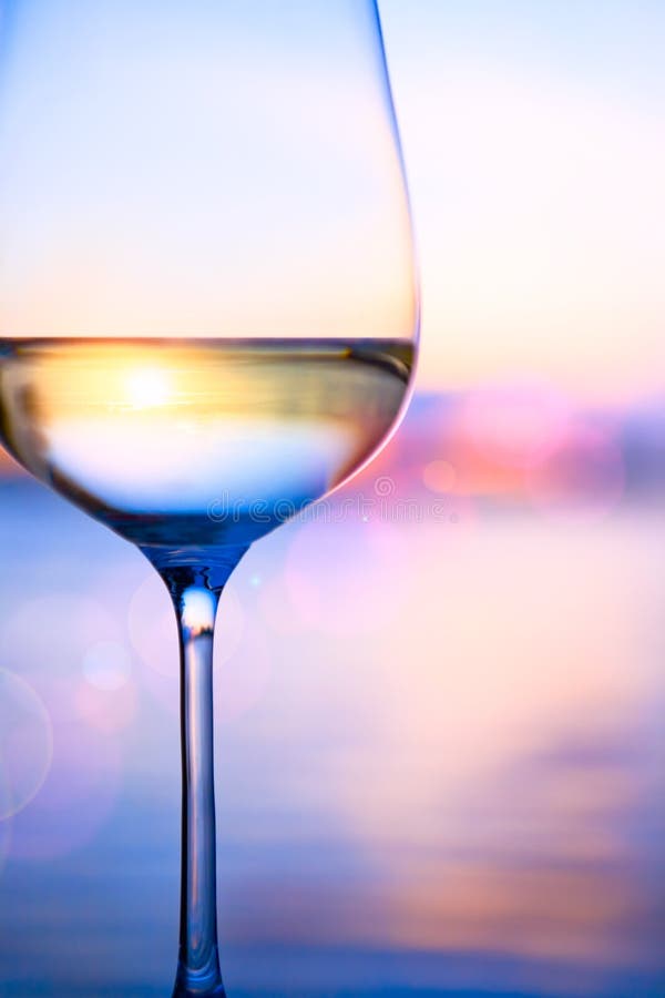 Vino bianco di arte sui precedenti del mare di estate immagini stock Vino bianco di arte sui precedenti del mare di estate immagini stock