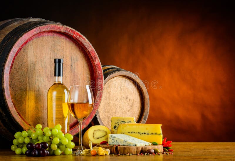 Vino bianco e formaggio della muffa fotografia stock libera da diritti Vino bianco e formaggio della muffa fotografia stock libera da diritti