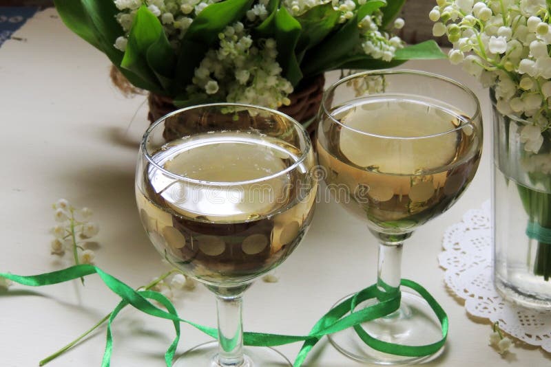 Vino bianco nel vetro immagini stock libere da diritti