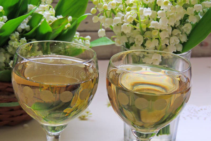 Vino bianco nel vetro immagine stock