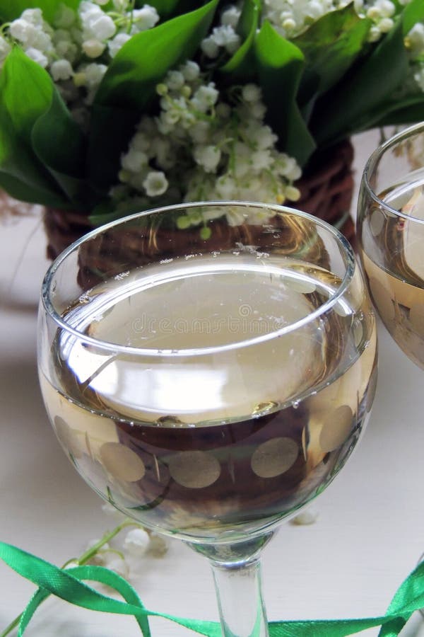 Vino bianco nel vetro fotografia stock libera da diritti