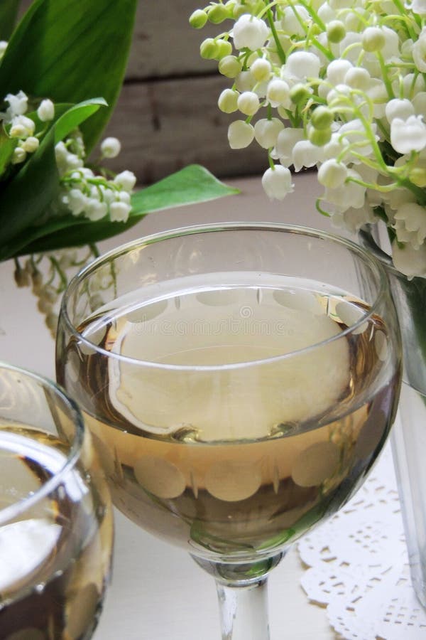 Vino bianco nel vetro immagine stock libera da diritti