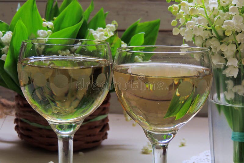 Vino bianco nel vetro fotografia stock