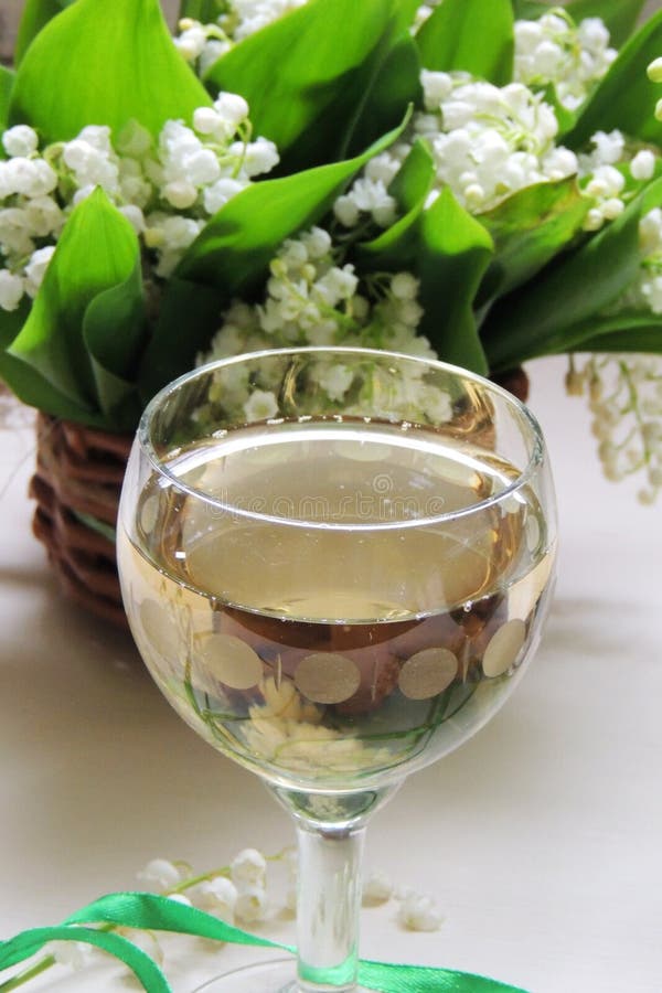 Vino bianco nel vetro fotografia stock libera da diritti