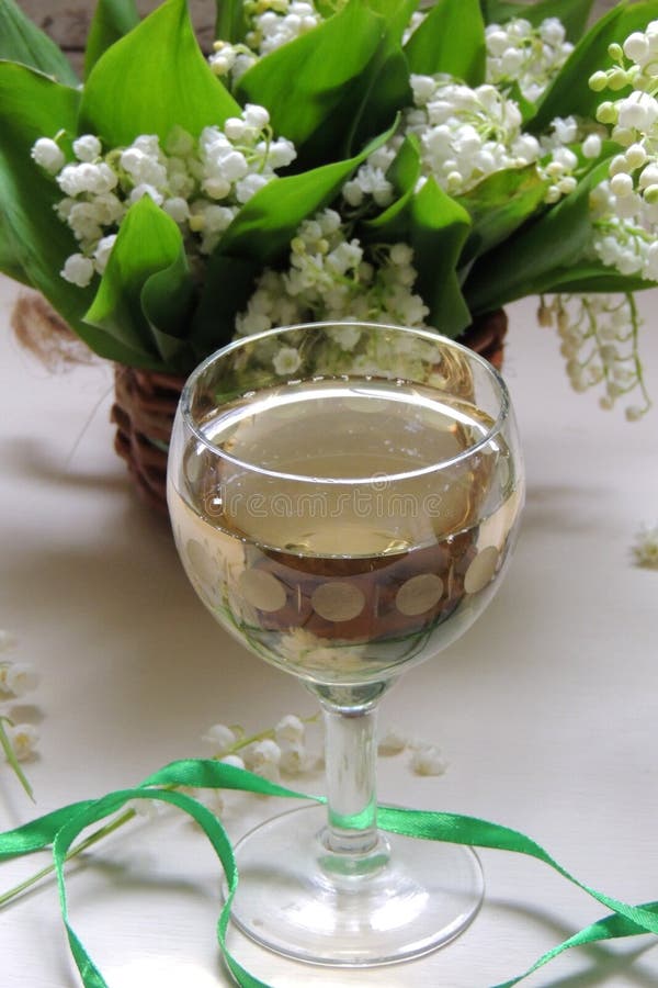 Vino bianco nel vetro fotografie stock