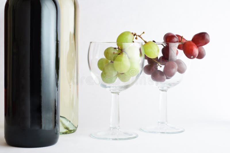 Vino blanco rojo y con las uvas fotografía de archivo Vino blanco rojo y con las uvas fotografía de archivo
