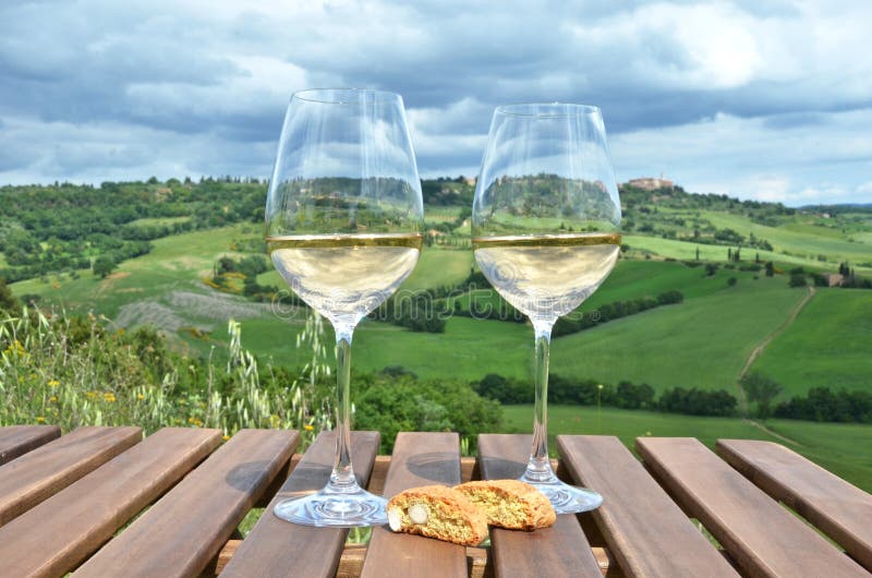 Vino blanco y cantuccini fotografía de archivo libre de regalías Vino blanco y cantuccini fotografía de archivo libre de regalías