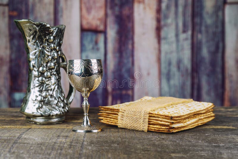 Vino kosher rojo con una placa blanca del matzah o matza y un Haggadah de la pascua judía fotos de archivo Vino kosher rojo con una placa blanca del matzah o matza y un Haggadah de la pascua judía fotos de archivo