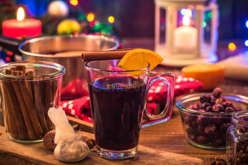 Vino reflexionado sobre, bebida que se calienta festiva de la Navidad fotos de archivo Vino reflexionado sobre, bebida que se calienta festiva de la Navidad fotos de archivo