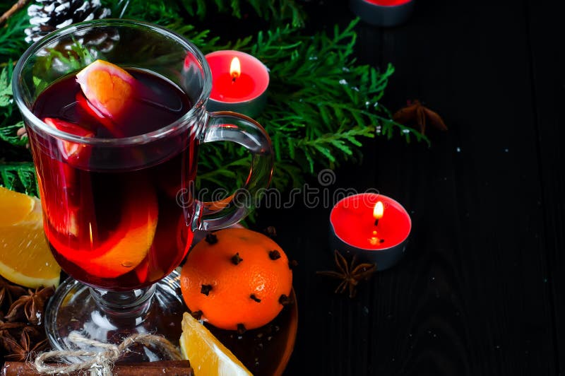 Vino reflexionado sobre para el partido de la celebración de la Nochebuena por el árbol de navidad imagenes de archivo Vino reflexionado sobre para el partido de la celebración de la Nochebuena por el árbol de navidad imagenes de archivo