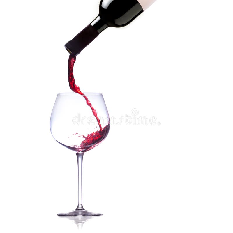 Vino rojo de colada en el vidrio