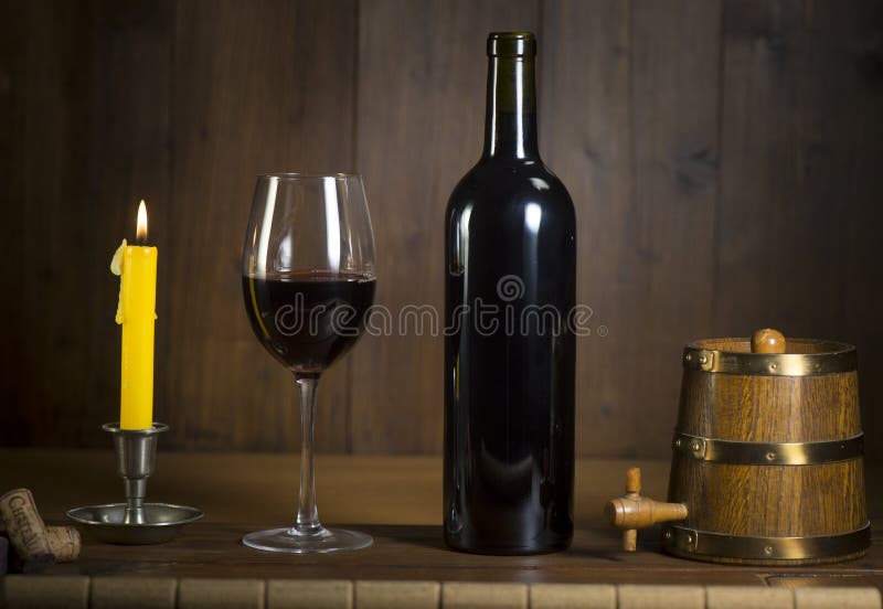 Vino rojo de colada en la copa de la botella verde imagen de archivo libre de regalías Vino rojo de colada en la copa de la botella verde imagen de archivo libre de regalías