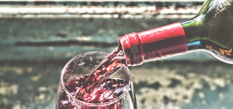 Vino rojo de colada de vino en un vidrio fotografía de archivo Vino rojo de colada de vino en un vidrio fotografía de archivo