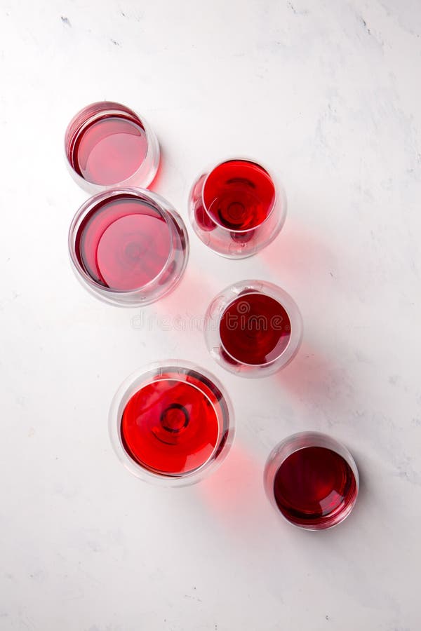 Vino rojo en diferentes vasos, vista superior fotos de archivo libres de regalías Vino rojo en diferentes vasos, vista superior fotos de archivo libres de regalías
