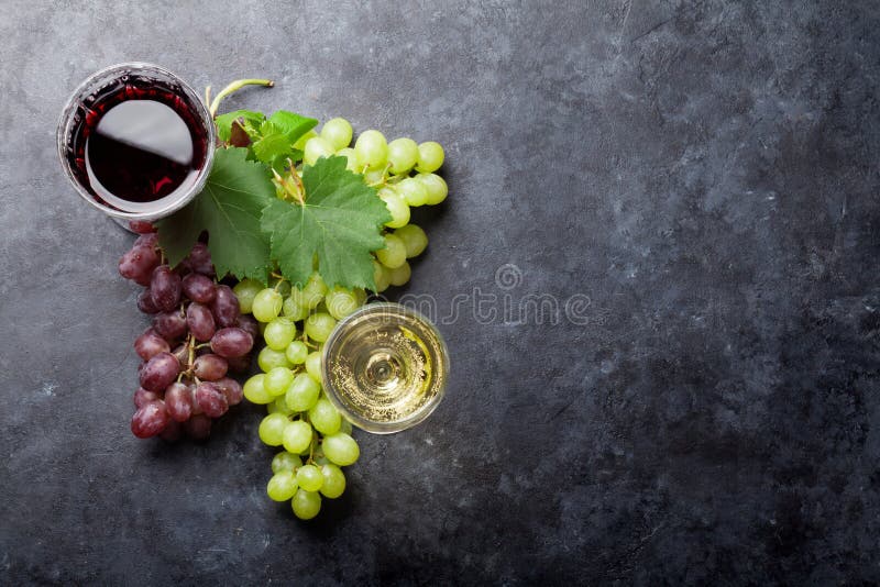 Vino rosso e bianco ed uva fotografia stock libera da diritti Vino rosso e bianco ed uva fotografia stock libera da diritti