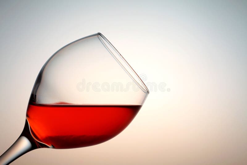 Vino rosso in una tazza di vetro fotografie stock libere da diritti Vino rosso in una tazza di vetro fotografie stock libere da diritti