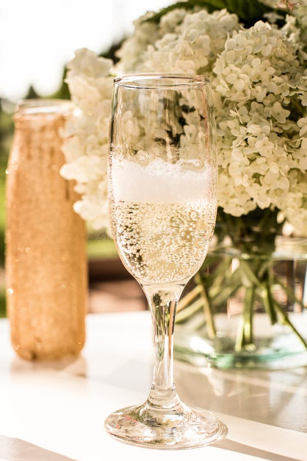 Vino ruidoso de rosa en vasos Botella de vino rosa con flores en segundo plano Prosecco