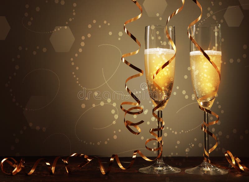 Vino sobre el vidrio elegante con las hojas finas espirales fotos de archivo libres de regalías
