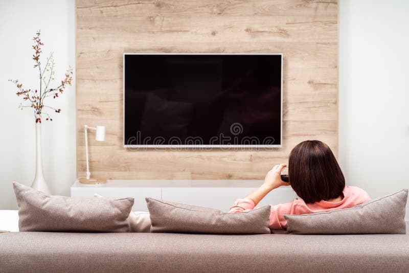 Vino triste abandonado solo de la bebida de la mujer y TV de observaci?n en soledad Concepto del alcoholismo y de la depresi?n fotografía de archivo Vino triste abandonado solo de la bebida de la mujer y TV de observaci?n en soledad Concepto del alcoholismo y de la depresi?n fotografía de archivo