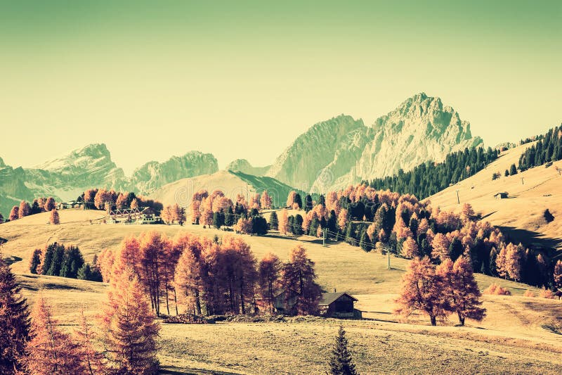 Vintage Autumn Landscape con las montañas foto de archivo Vintage Autumn Landscape con las montañas foto de archivo