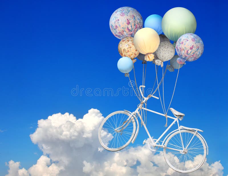 Bianco vintage bicicletta volando verso il cielo da una pluralità di palloncini, come il concetto della possibilità dell'impossibile, di successo, di gioia, di amore, di felicità, di sogni.