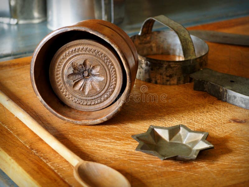 https://thumbs.dreamstime.com/b/vintage-butter-molds-worn-cutting-board-long-wooden-spoon-wood-102610341.jpg