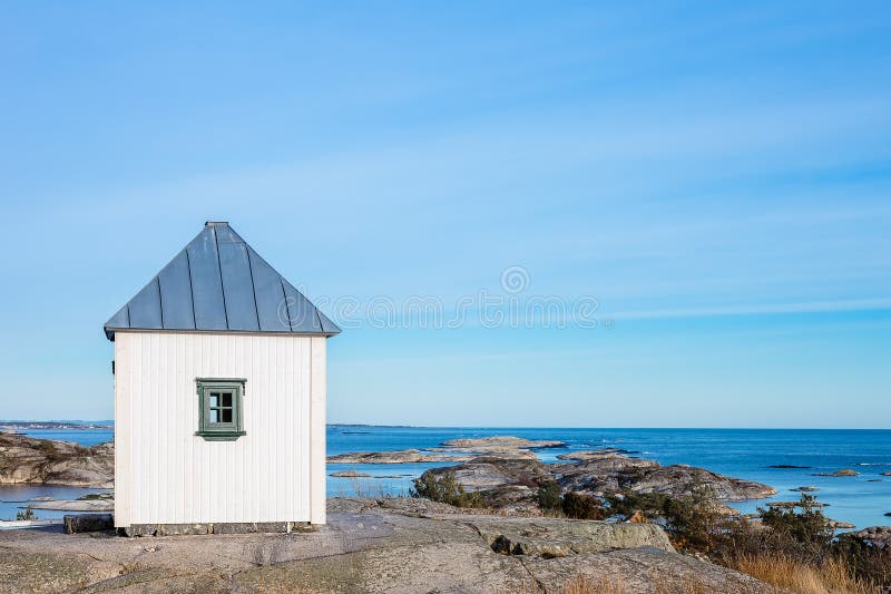Vintage cabin by archipelago coastline of Southern Norway stock image