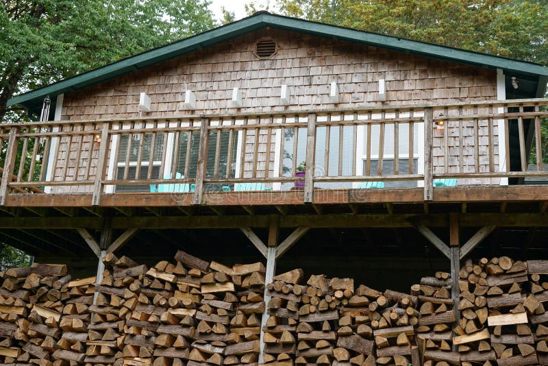 Vintage cabin w/firewood stack royalty free stock images