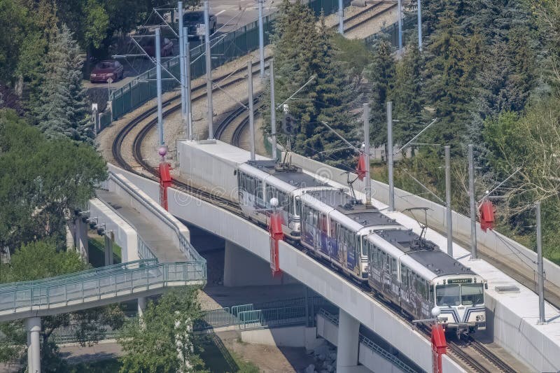 Vintage calgary ctrain przecinając most nad rzeką łuku zdjęcie stock
