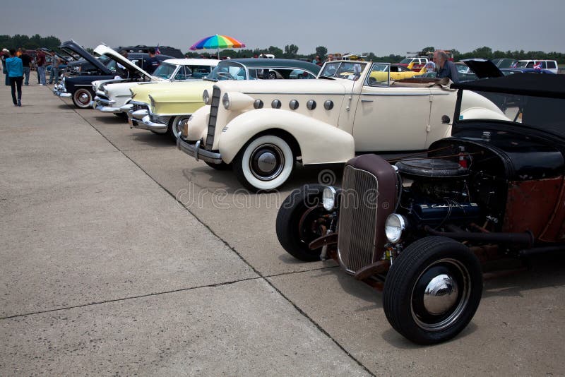 Vintage car lineup. editorial photo. Image of american 19876246