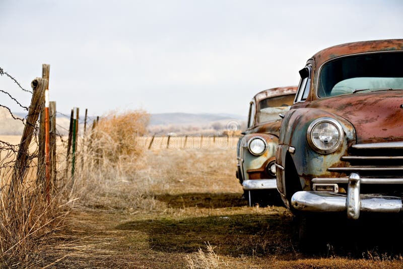 Vintage cars opustené a hrdzaveniu preč vo vidieckych wyoming.