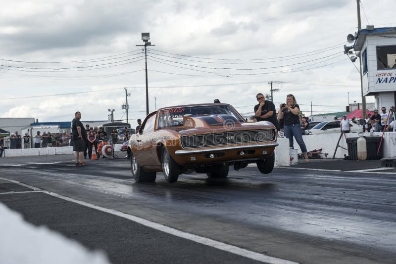 Vintage Chevrolet Camaro faisant un wheelie photographie stock libre de droits Vintage Chevrolet Camaro faisant un wheelie photographie stock libre de droits