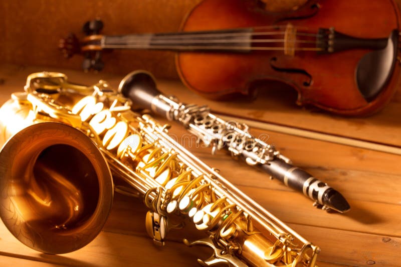Vintage clásico del violín y del clarinet del saxofón del tenor del saxofón de la música imagen de archivo Vintage clásico del violín y del clarinet del saxofón del tenor del saxofón de la música imagen de archivo