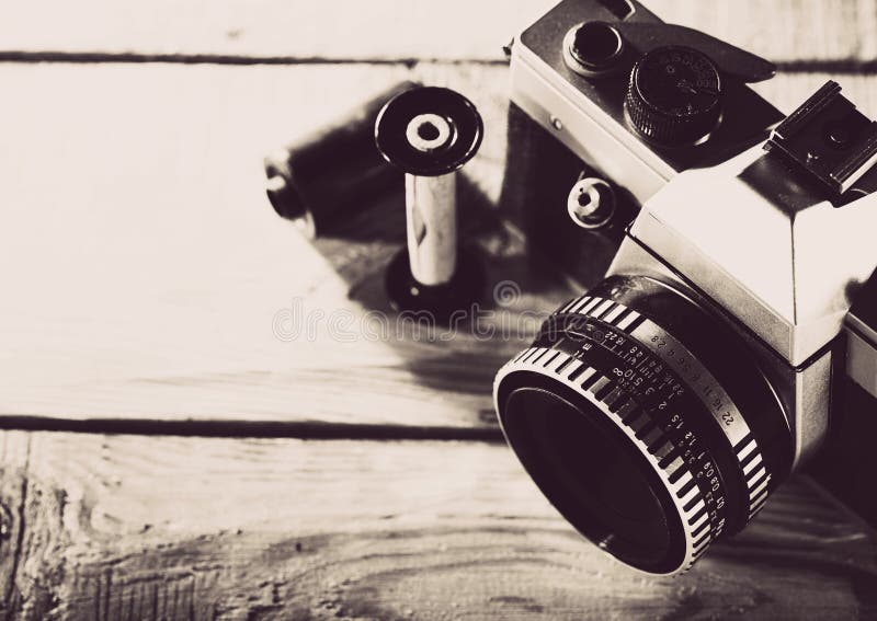 Vintage cámara de la foto de la película de 35 milímetros imagen de archivo libre de regalías Vintage cámara de la foto de la película de 35 milímetros imagen de archivo libre de regalías