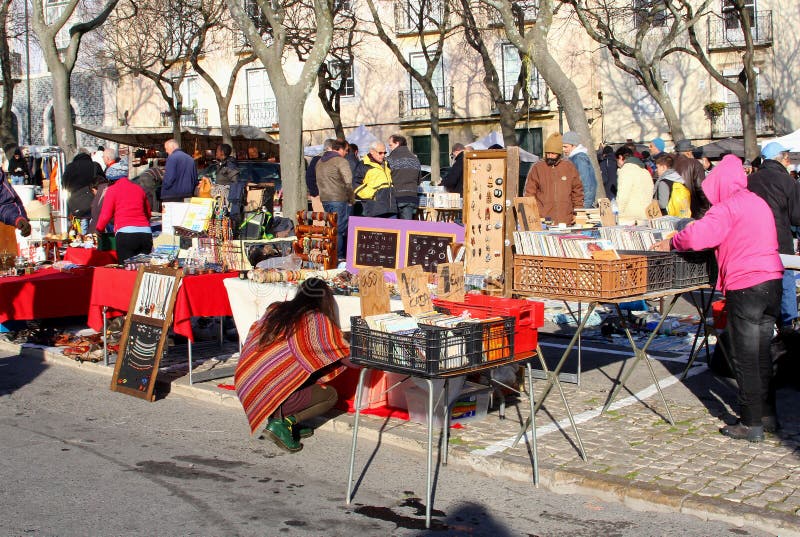 Vintage d'occasion de marché aux puces rétro, Lisbonne photo stock Vintage d'occasion de marché aux puces rétro, Lisbonne photo stock