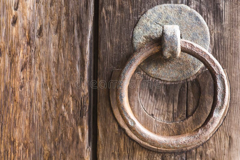 Poignées De Porte Anciennes Et Fonctionnelles Photo stock Image du numéro, bois 241359538