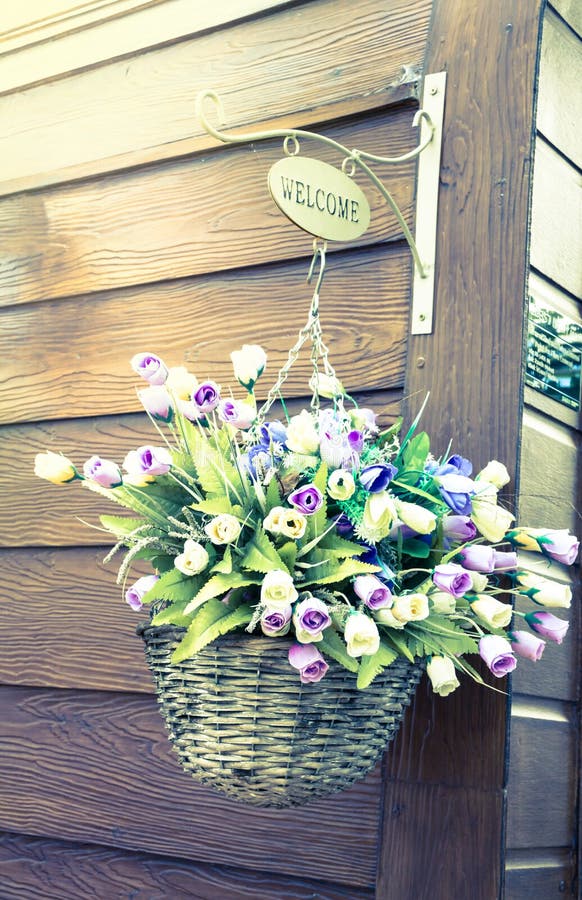 Flores Artificiales En El Florero Del Metal, Luz Del Estilo Del Vintage