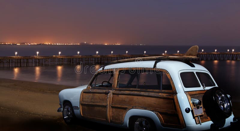Vintage Ford Woodie en la noche fotos de archivo libres de regalías Vintage Ford Woodie en la noche fotos de archivo libres de regalías