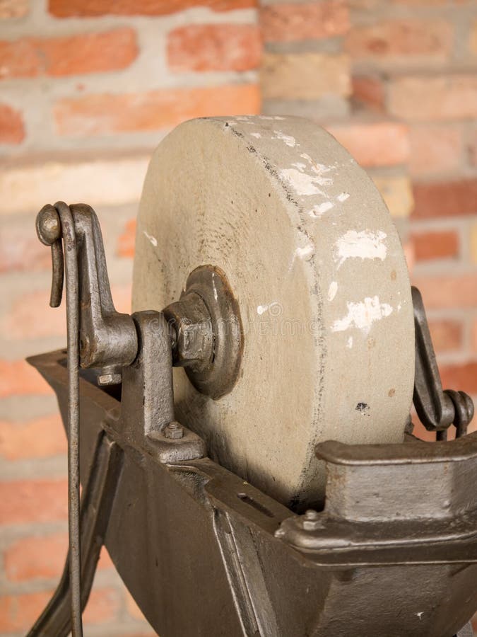 https://thumbs.dreamstime.com/b/vintage-grinding-wheel-25804959.jpg